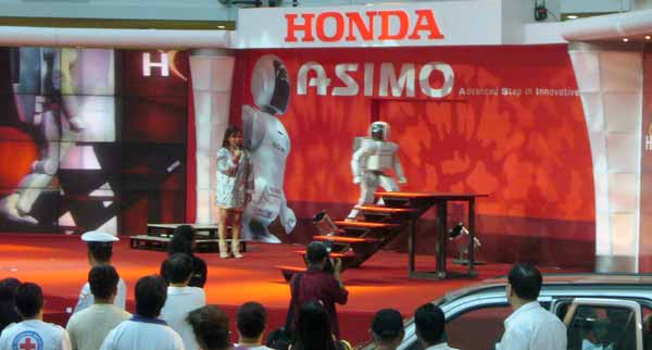 �X�e�[�W���ASIMO