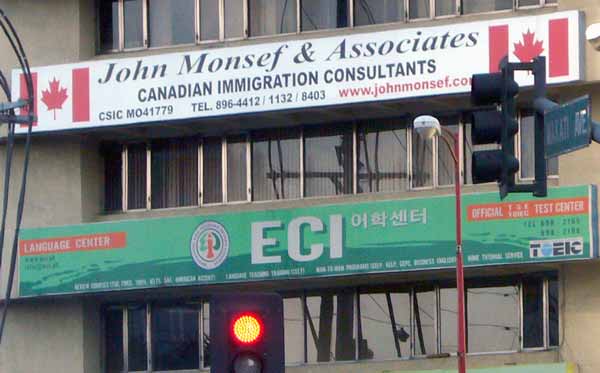 �}�J�e�B�ʂ�ƃu�G���f�B�A�̊p�ɂ������؍��l�����p��w�Z(?)�̊Ŕ�