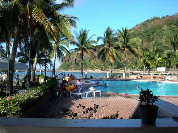 レストラン隣のプール