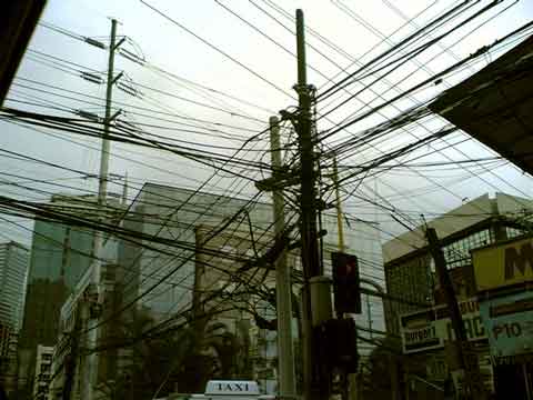 �}�j���̓d��