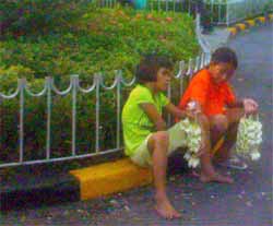 裸足の花売りの少女たち