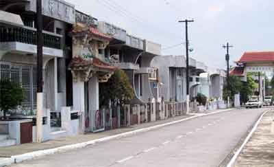 お墓というより家(?)が立ち並ぶ中国人墓地