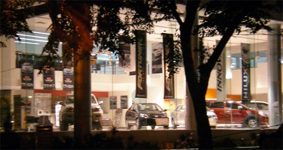 夜のトヨタ・マカティ店