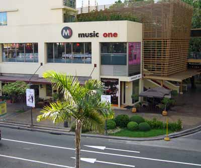 �G�h���u�����l�ł����H�v�ƕ����ꂽ�O���[���x���g��Music One