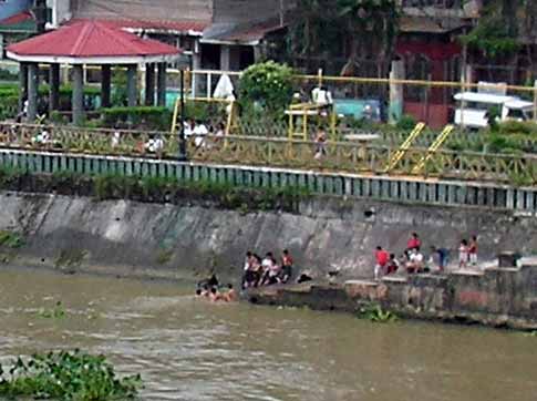 パシグ川で水遊びをする子供達