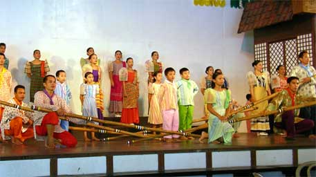 従業員総出のショー