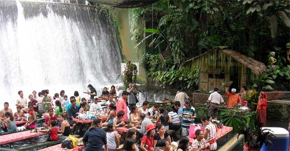 川の中のレストラン