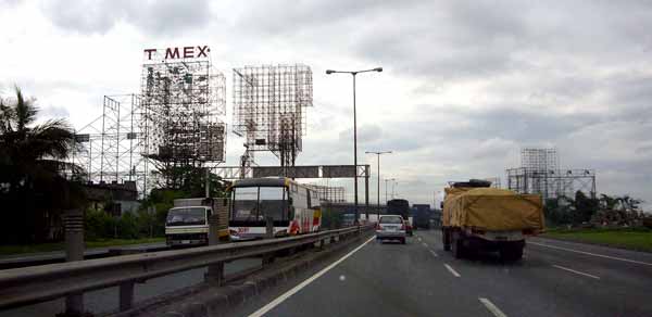 サウススーパーハイウェイ沿いの広告塔