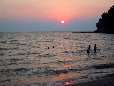 モンテマールのビーチから見た夕日