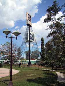 向こうにSMの看板が見えます